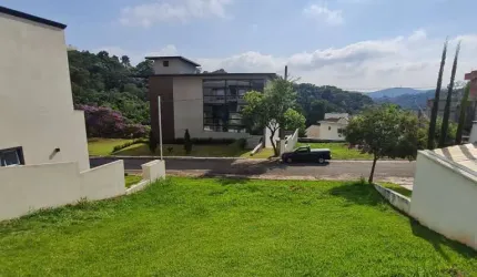 Terreno em aclive 364m² no condomínio Valville 2 - Santana de Parnaíba.