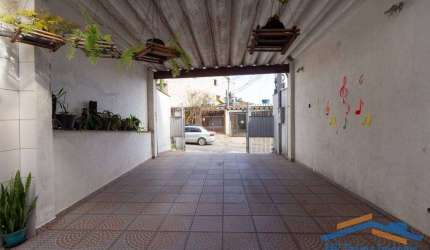 Ótimo imóvel com 2 casas 1° com 2 dormitórios e 5 vagas de garagem.