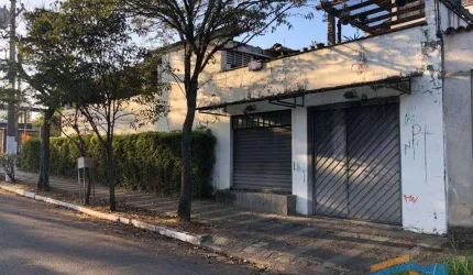 Ampla Casa com Apartamento Independente, Subsolo e Lazer Completo.