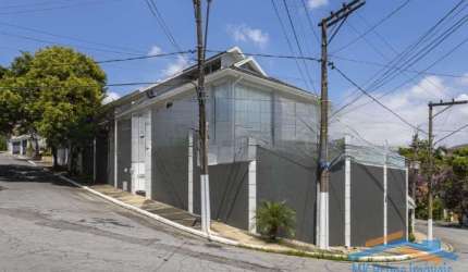 Luxuosa Casa com 4 Suítes, Piscina Aquecida e Salão de Festas à Venda.