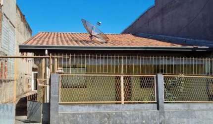 Casa Térrea com 2 Dormitórios, Sala, Cozinha e 4 Vagas de Garagem.
