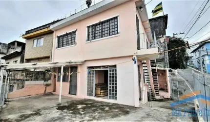 Sobrado com 2 Casas e Salão Comercial.