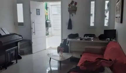 Sobrado Semi-Novo com 2 dormitórios sendo 1 suíte e 2 vagas de garagem.