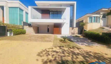 Excelente Casa Nova no Condomínio Burle Marx, sendo 4 Suítes, Piscina.