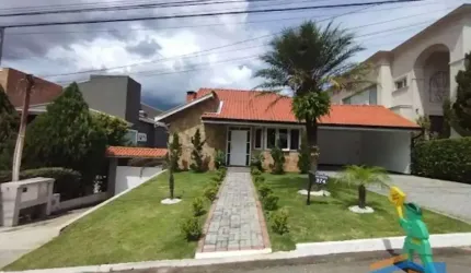 Linda Casa no Condomínio Melville com 4 dormitórios e 2 suítes.