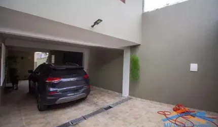 Excelente Sobrado com 4 Dormitórios sendo 1 Suíte e 3 Vagas de Garagem.