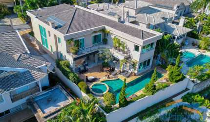 Linda Residência com 917 m² de A/C, 4 suítes, elevador no Tamboré 3!