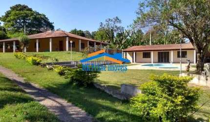 Chácara com 8500m² com 3 dormitórios sendo 1 suíte em Mairinque.