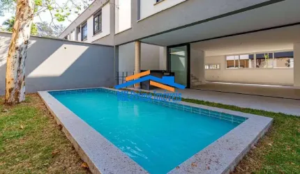 Linda Casa no Condomínio Venezia no Alto da Boa Vista/SP.