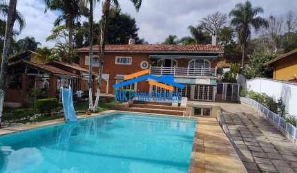 Luxuosa Casa c/ 3 Suítes, Área Gourmet, Piscina Semi-Olímpica e Muito Mais.