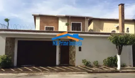 Excelente Sobrado com 4 Dormitórios sendo 1 suíte e 5 Vagas de Garagem.