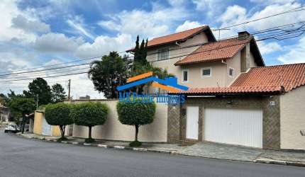 Excelente Sobrado com 5 Dormitórios sendo 2 suítes e 6 Vagas de Garagem.