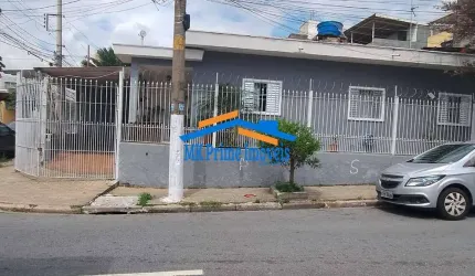 Casa Térrea com 3 Dormitórios, Churrasqueira e Amplo Terreno de 250m².