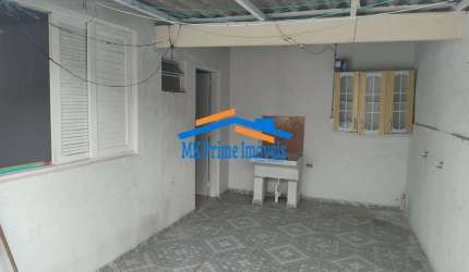 Ótima Oportunidade! Casa nos Fundos com Quintal e Garagem.
