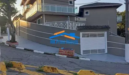 Sobrado com 3 Quartos, Piscina e 5 Vagas de Garagem - Bela Vista/Osasco