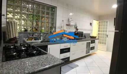 Lindo Sobrado sendo 5 dormitórios e 2 suítes  - Aceita Permuta.