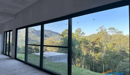 Casa Moderna com Vista Deslumbrante - Condomínio Ecoville - Araçariguama/SP