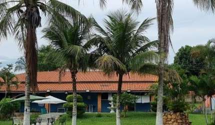 Linda Chácara em Condomínio Fechado, de 2.400m2, com 700m2 de área Construída, com Muito Verde no Vitassay em Boituva