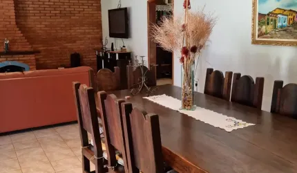 Linda Chácara em Condomínio Fechado, de 1.697m2, com  303m2 de área Construída, com Muito Verde no Vitassay em Boituva
