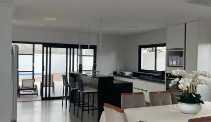 Linda Sobrado em Condomínio Fechado Solares Resort com 204m2  de Área Construída em  Boituva - SP.