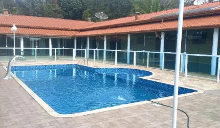 Linda Chácara em Condomínio Fechado, de 1.100m2, com  240m2 de área Construída, com Muito Verde no Vitassay em Boituva - SP.