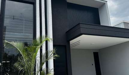 Linda Casa Térrea em Condomínio Fechado, de 200m², de Área Construída, e Terreno de 250m², no Condomínio Le France em Sorocaba - SP.
