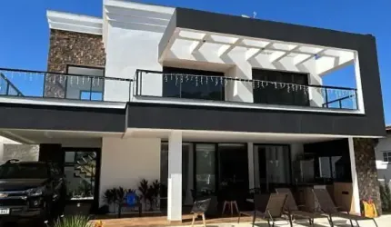 Lindo Sobrado de  330m² de área  Construída  com  Terreno de 450m2, à venda no excelente Condomínio Fechado  Riviera  Santa Cristina- Paranapanema - SP.