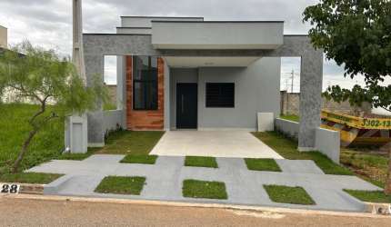 Linda Térrea de 118m² de área Construída, e Terreno de 154m2, à venda no excelente Condomínio Fechado Jardim - Sorocaba - SP.