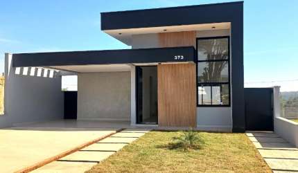 Linda Casa Térrea em Condomínio Fechado Solares Resort com 198m2  de Área Construída e Terreno de 420m2,  em  Boituva - SP.