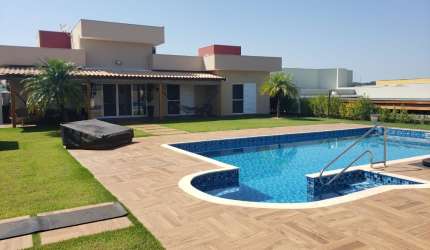 Linda Casa Térrea de 330m²  de Área Construída, e Terreno de 1.000m², com Muito Verde no Condomínio Portal dos Lagos  em Boituva - SP.
