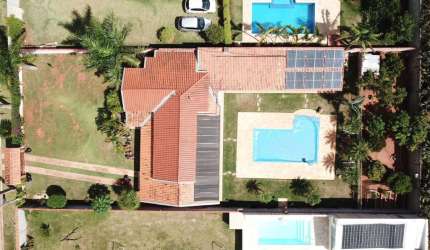 Linda Chácara em Condomínio Fechado Nova Rheata, de 1.000m2, com  250m2 de área Construída, com Muito Verde  em Boituva - SP.