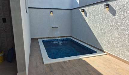 Linda Casa Térrea de 112m²  de Área Construída e Terreno de 150m2, à venda no excelente Condomínio Fechado  Horto Florestal Villagio  em  Sorocaba - SP.