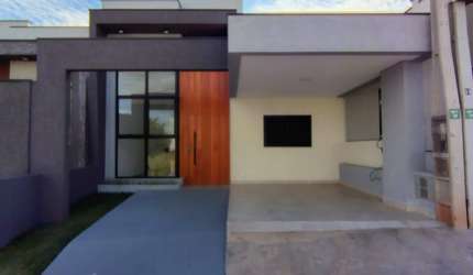 Linda Casa Térrea de 116m² de Área Construída e Terreno de 154m², à venda no excelente Condomínio Fechado Horto Florestal Villagio em Sorocaba - SP.