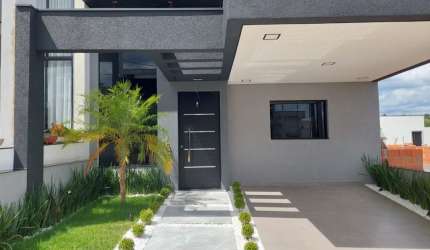 Linda Casa Térrea de 120m² de Área Construída e Terreno de 150m², à venda no excelente Condomínio Fechado Horto Florestal Villagio em Sorocaba - SP.