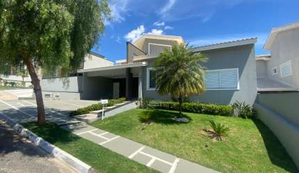 Linda Casa Térrea de 180m² de Área Construída e 300m² de Área Total, à venda no excelente Condomínio Esplanada em Votorantim - SP