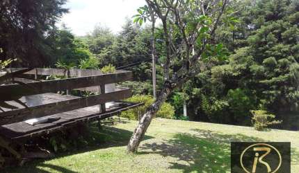 Casa Maravilhosa, com 03 dormitórios, sendo 01 suíte,05 banheiros, garagem para 06 carros, piscina, churrasqueira, área de serviço. cozinha, deposito,