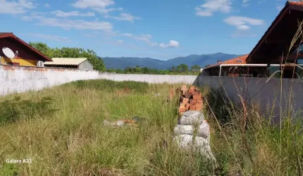 Òtimo terreno na Praia, todo murado.