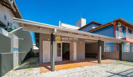 Casa de praia à venda a poucos metros da Praia de Bombas