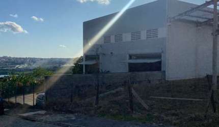 Vendo Terreno de 835 m2 com Pré moldado para barracão de 420m2 e 7m de pé direito.