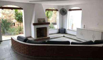 Residência Espaçosa e Moderna no Jardim Vergueiro: Três Quartos, Suíte e Ampla Área Externa