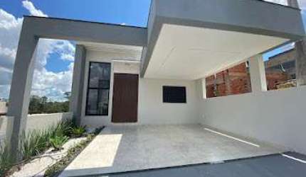 Oásis Residencial no Condomínio Horto Villagio: Casa Térrea com Piscina e Elegância Inigualável