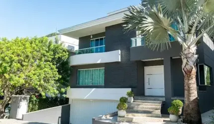 Luxuosa mansão à venda em condomínio exclusivo na Praia do Estaleiro, Balneário Camboriú-SC: 5 quartos, 5 suítes, 3 salas, 6 banheiros, 4 vagas, 630m².