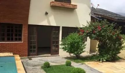 Casa Clássica e Ampla com 4 Suítes, Piscina e Salão de Festas