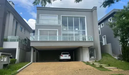 Casa de 430m² à venda, Alphaville, Santana de Parnaíba, SP. com 4 amplas Suítes com piso em madeira