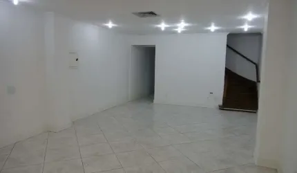 Sobrado de aproximadamente 100m2 a poucos metros da estação Hospital São Paulo