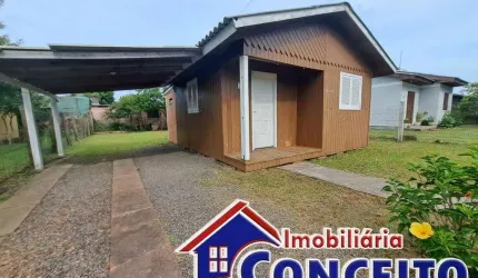 C778 - Linda residência de madeira localizada no balneário Mariluz Norte