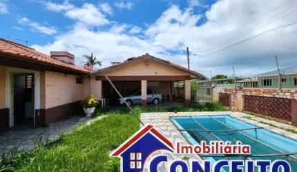 C822 - Residência de esquina com 4 dormitórios em Santa Terezinha