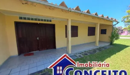 C838 - Residência de esquina a 250 metros do mar no balneário Ipiranga
