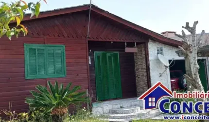 C854 - Residência de madeira localizada em região de moradores em Mariluz