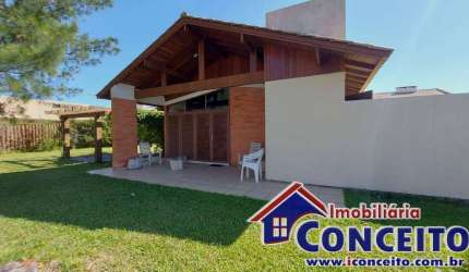 C176 - Excelente residência composta de 03 dormitórios a 150 metros do mar